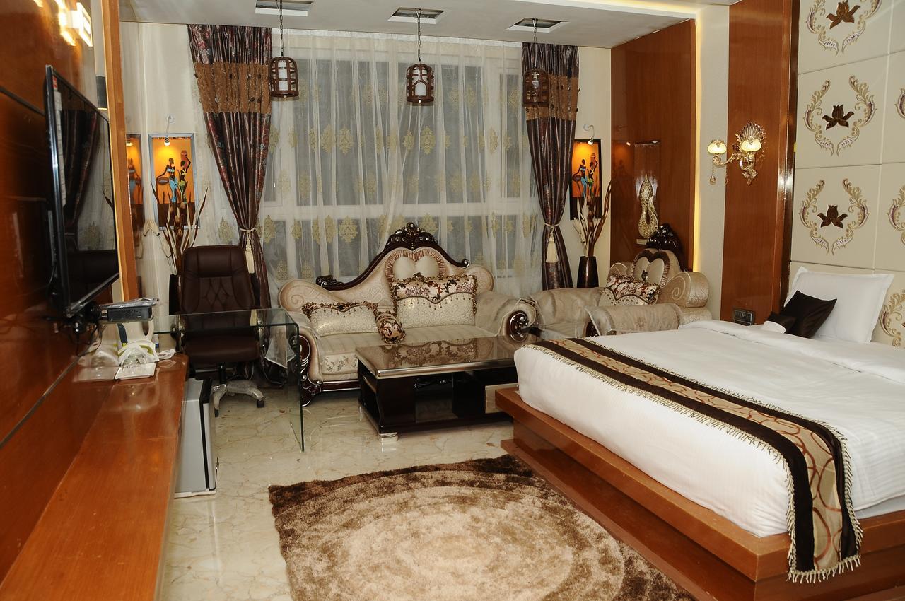 โรงแรมราชฮัมซา อนันตาปูร์ ภายนอก รูปภาพ
